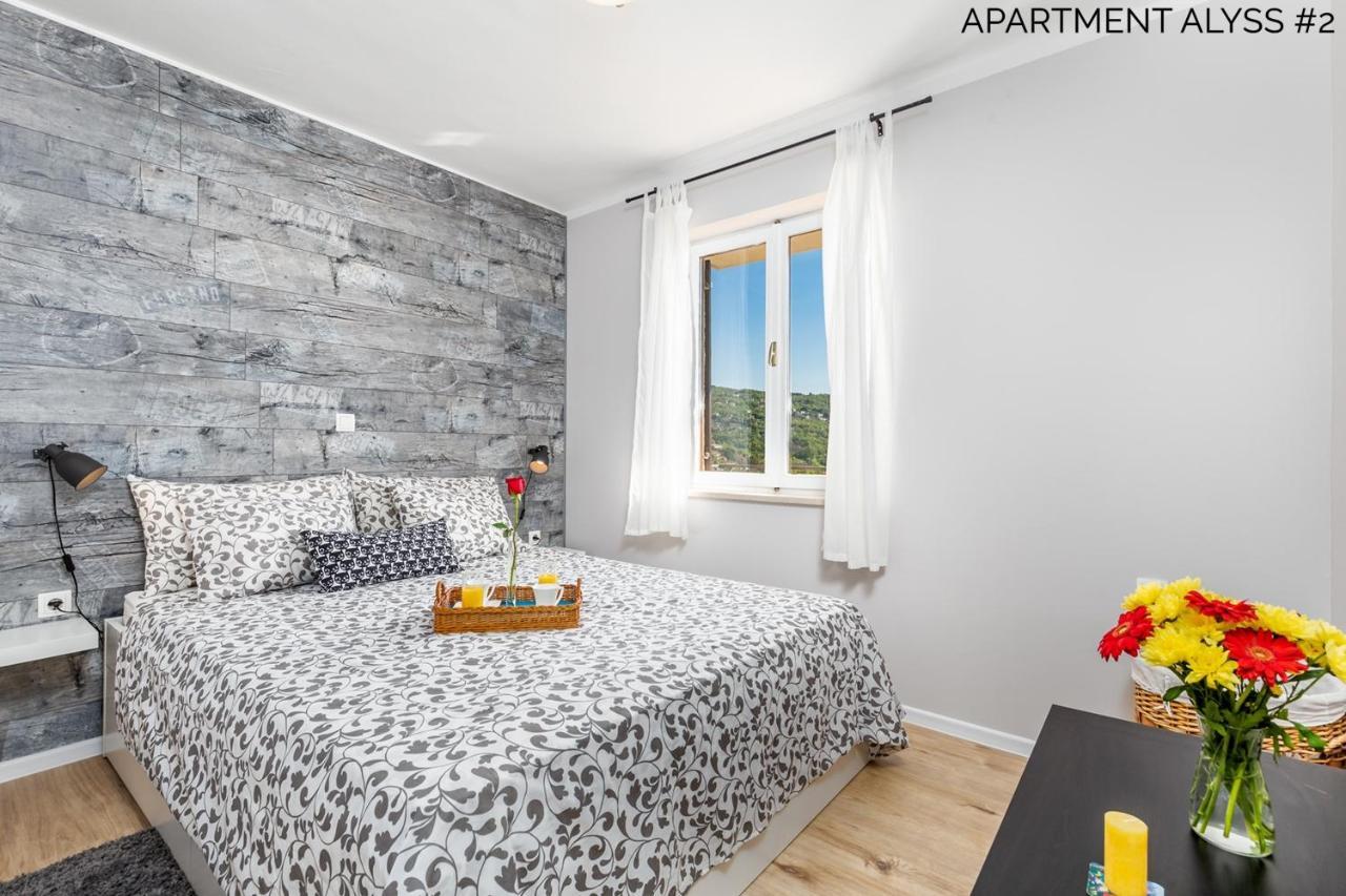 Apartments Alyss Lovran Eksteriør bilde